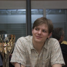 Simon Schilling mit dem Wanderpokal